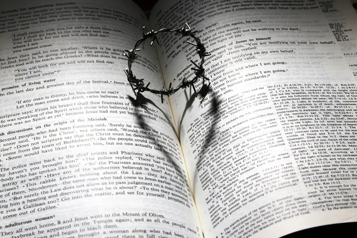 Quiet symbolic image for worship, gratitude, and the kingship of Christ in prayer